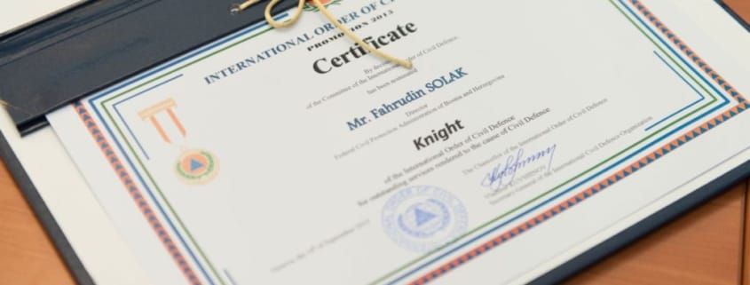 Direktor FUCZ, Fahrudin Solak i Deminerski timovi Busovača B i Sarajevo B FUCZ, dobitnici medalje i međunarodnog priznanja za hrabrost PODNASLOV: Ovu medalju i priznanja za pokazanu hrabrost, požrtvovanost i izuzetan angažman u oblasti civilne za&scaron;tite dodijelila je Međunarodna organizacija za civilnu za&scaron;titu (ICDO)